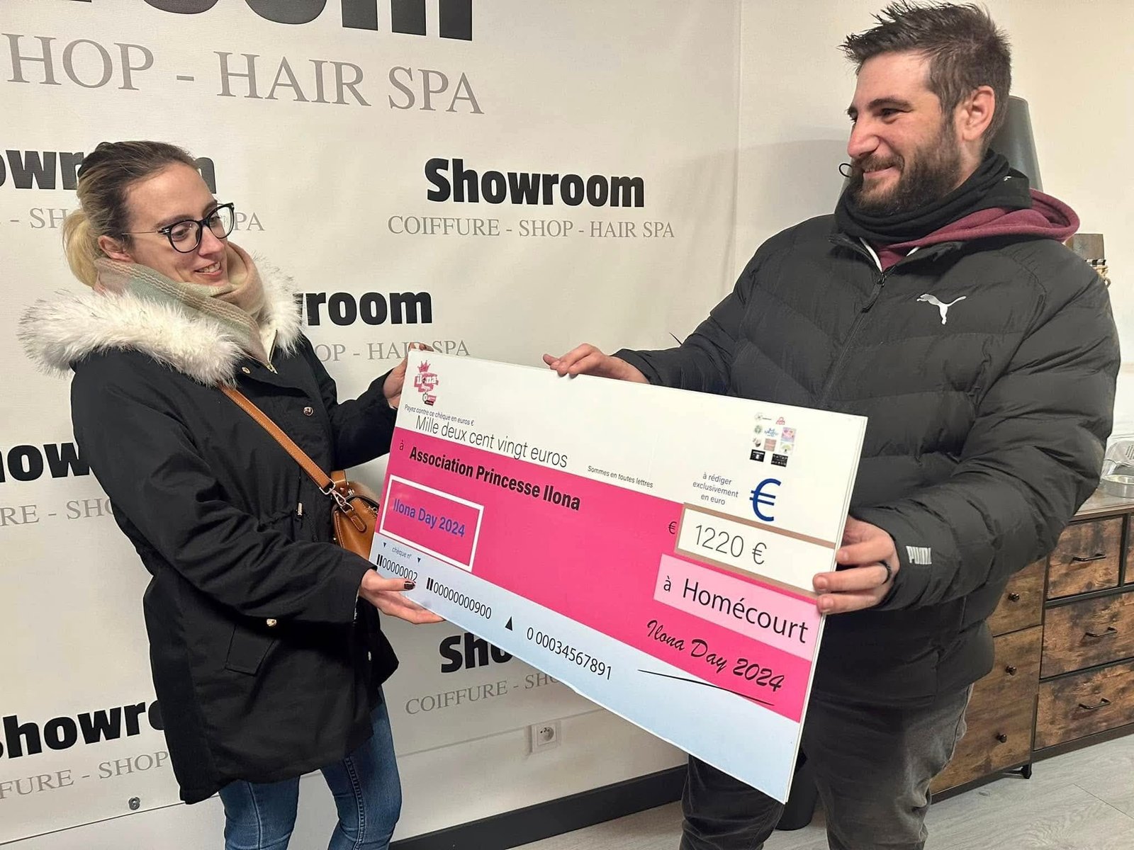 Remise de chèque par Showroom Coiffure